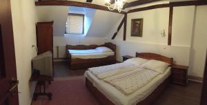 錫比爾的住宿－Casa Bunicilor，一间带两张床的卧室和一台电视