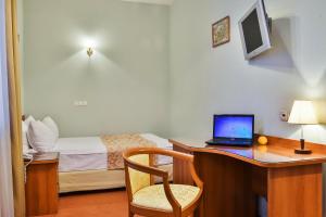TV a/nebo společenská místnost v ubytování Empire Hotel