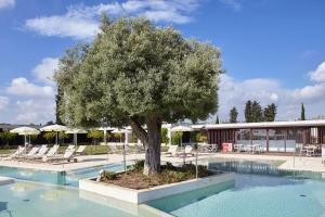 Bazén v ubytovaní Dolce by Wyndham Siracusa - I Monasteri Golf & Spa alebo v jeho blízkosti