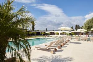 Bazén v ubytovaní Dolce by Wyndham Siracusa - I Monasteri Golf & Spa alebo v jeho blízkosti