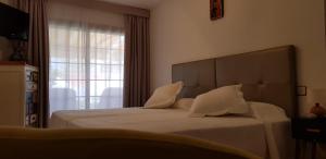 Een bed of bedden in een kamer bij Olympus Apartment