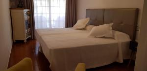 Een bed of bedden in een kamer bij Olympus Apartment