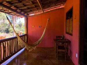 una hamaca colgada de un balcón en una habitación en Pousada Shangrilá, en Serra do Cipo