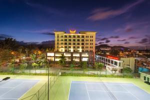 a tennis court in front of a large building at Muong Thanh Quy Nhon Hotel in Quy Nhon