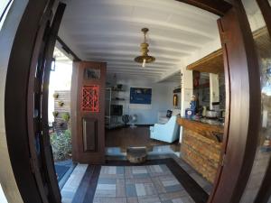 an archway leading into a kitchen and a living room at Pousada Do Capitão in Arraial do Cabo