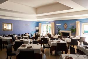 Un restaurante o sitio para comer en Dolce by Wyndham Siracusa - I Monasteri Golf & Spa