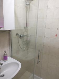 une douche avec une porte vitrée à côté d'un lavabo dans l'établissement alla lista, à Venise