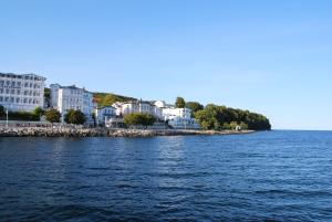 ザスニッツにあるFerienwohnung Sassnitz mit Meerblickの建物のある水の景色