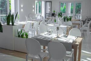 Reštaurácia alebo iné gastronomické zariadenie v ubytovaní Hotel Falcon
