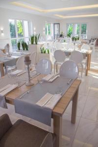 Reštaurácia alebo iné gastronomické zariadenie v ubytovaní Hotel Falcon