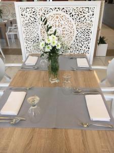 Reštaurácia alebo iné gastronomické zariadenie v ubytovaní Hotel Falcon