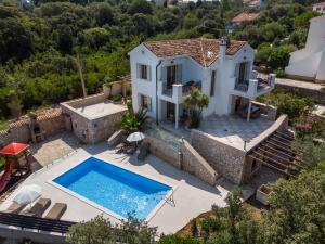 - une vue aérienne sur une maison avec une piscine dans l'établissement Villa Sveti Jakov, à Sveti Jakov
