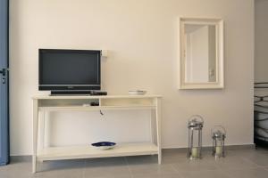 TV a/nebo společenská místnost v ubytování Isidoros Apartments