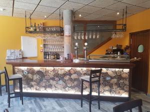 The lounge or bar area at Hostal los Esquiladores
