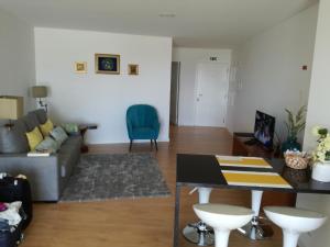 - un salon avec un canapé et une table dans l'établissement Casa da Flor, à Ponta Delgada