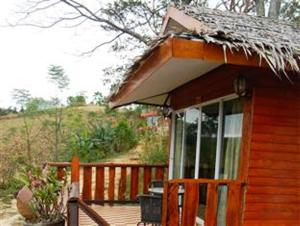 Cette petite cabane en bois dispose d'une terrasse couverte et d'un balcon. dans l'établissement Klongsai Hills, à Wang Nam Khiao