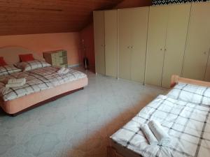 um quarto com duas camas e armários em Privát Čerenica em Beluša