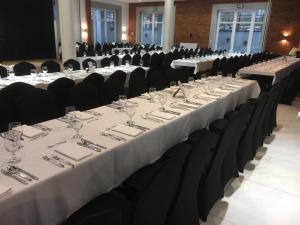 Reštaurácia alebo iné gastronomické zariadenie v ubytovaní Hotel Falcon