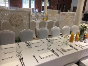 Reštaurácia alebo iné gastronomické zariadenie v ubytovaní Hotel Falcon