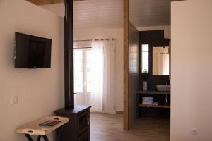 een badkamer met een zwarte kachel in een kamer bij Herdade das Barradas da Serra in Grândola