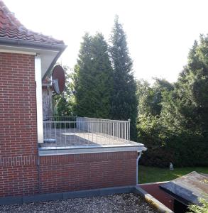 una terraza en el lateral de un edificio de ladrillo en Tal-Residenz Haus Nr 5, en Bad Salzuflen