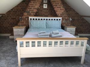 una camera da letto con un letto e asciugamani di Stunning, Newly Renovated, Townhouse in Central Dawlish a Dawlish