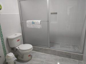 Kamar mandi di Hotel Villa Turquesa