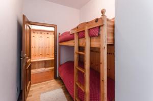 a bedroom with two bunk beds in a room at Continental 102 - 4 beds in San Vito di Cadore