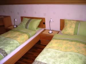 2 camas en una habitación con 2 lámparas en las mesas en Ferienwohnung Karin Vogel, en Hilchenbach