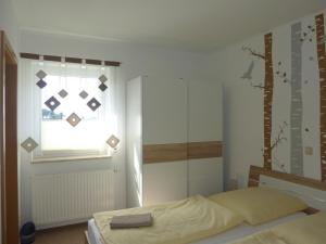 En eller flere senge i et værelse på Ferienwohnung Edelmann