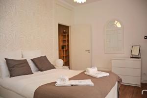 Uma cama ou camas num quarto em Fullest Apartments