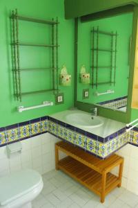 エステポナにあるVillacana 2727の緑豊かなバスルーム(洗面台、トイレ付)