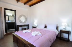 Un pat sau paturi într-o cameră la Madares Apartments Anopolis