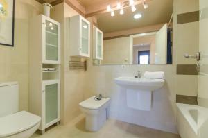 A bathroom at Boadella ATICO - SEAVIEW PENTHOUSE