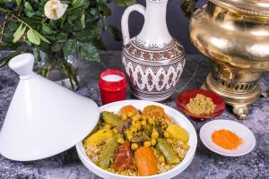 Toit riaadi aladel või selle läheduses