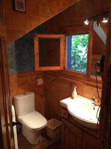 La salle de bains est pourvue de toilettes, d'un lavabo et d'une fenêtre. dans l'établissement Casas Rurales La Tejeruela, à Yeste