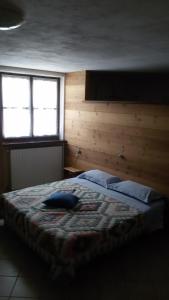 瓦爾迪耶里的住宿－La Fisarmonica，一间卧室配有一张带蓝色枕头的床