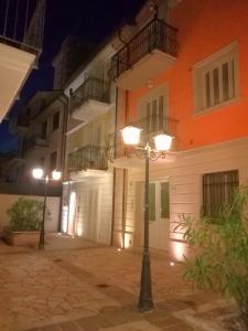a street light in front of a building at night at Appartamento al mare con garage in Porto Recanati