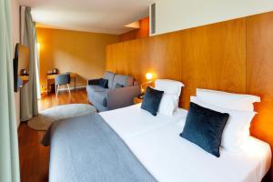 A bed or beds in a room at Hotel Condes de Barcelona