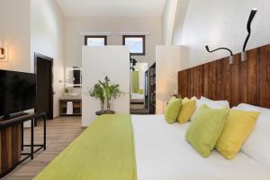 A television and/or entertainment centre at Momentum Wellness Bioresort