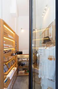 a display window of a store with many items at O Valentim in Matosinhos