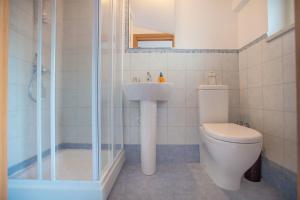 A bathroom at Skyline Appartament Még 37 kép