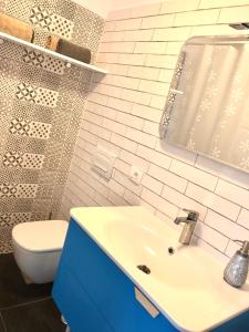 ein Badezimmer mit einem weißen Waschbecken und einem WC in der Unterkunft Seaview Apartment in Koper