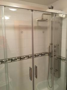 ビエスカスにあるApartamento céntrico con WIFI en Biescasのバスルーム(ガラスドア付きのシャワー付)