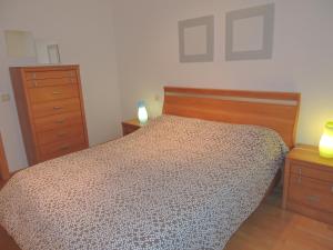 1 dormitorio con 1 cama, 2 vestidores y 2 lámparas en Apartamento céntrico con WIFI en Biescas, en Biescas
