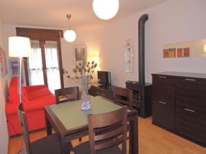 TV a/nebo společenská místnost v ubytování Apartamento céntrico con WIFI en Biescas