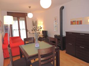 ビエスカスにあるApartamento céntrico con WIFI en Biescasのリビングルーム(テーブル、赤いソファ付)