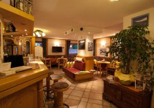 sala de estar con sofá y maceta en Hotel Daniela, en Livigno