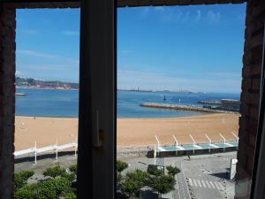 ヒホンにあるMirador a Ponienteの窓からビーチの景色を望めます。