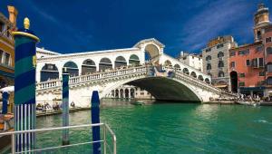 uma ponte sobre um rio numa cidade em CA'Rialto em Veneza
